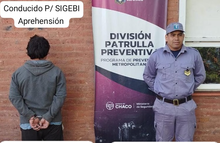 Efectivos policiales realizando un procedimiento de control en una calle de Resistencia, Chaco.