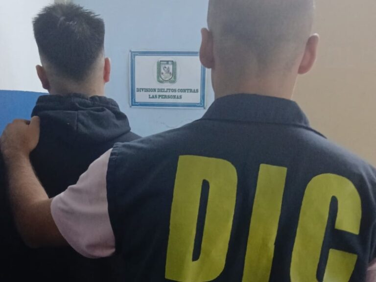 Efectivos policiales en procedimiento de detención en Resistencia, Chaco.