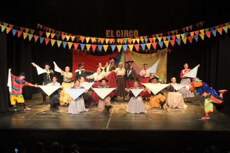 Ilustración de pareja bailando zamba con pañuelos, sobre fondo que evoca el noroeste argentino.