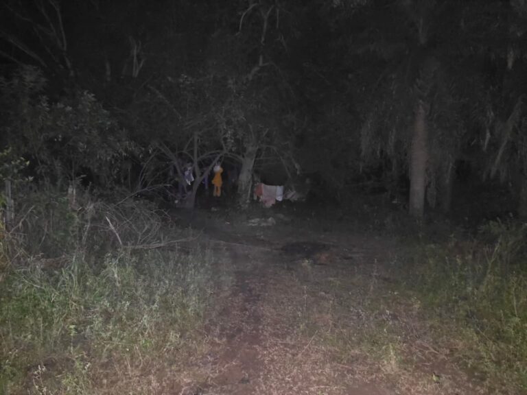 Policía científica trabaja en la escena del crimen en Fontana