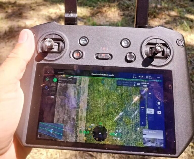 Dron sobrevolando un campo agrícola para captura de datos satelitales