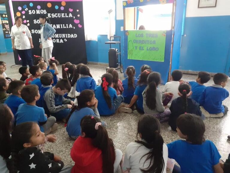 Docentes y estudiantes participando en una actividad de lectura en una escuela primaria del Chaco