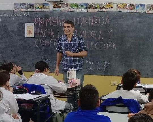Estudiantes de primaria en un aula de la provincia del Chaco participando en actividades de lectura.