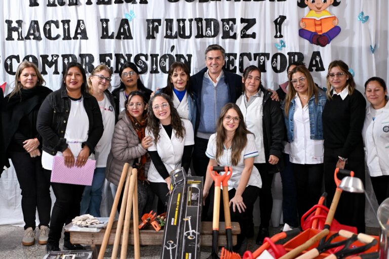 Entrega de insumos y herramientas de jardinería en la EEP 51 de Selvas del Río de Oro para huertas escolares