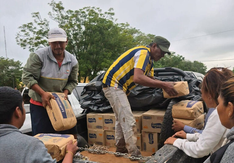 Operativo de asistencia y entrega de donaciones en una localidad chaqueña afectada por inundaciones