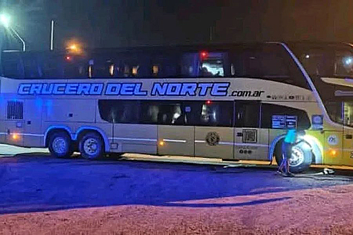 Ómnibus de transporte de pasajeros en un puesto de control vial