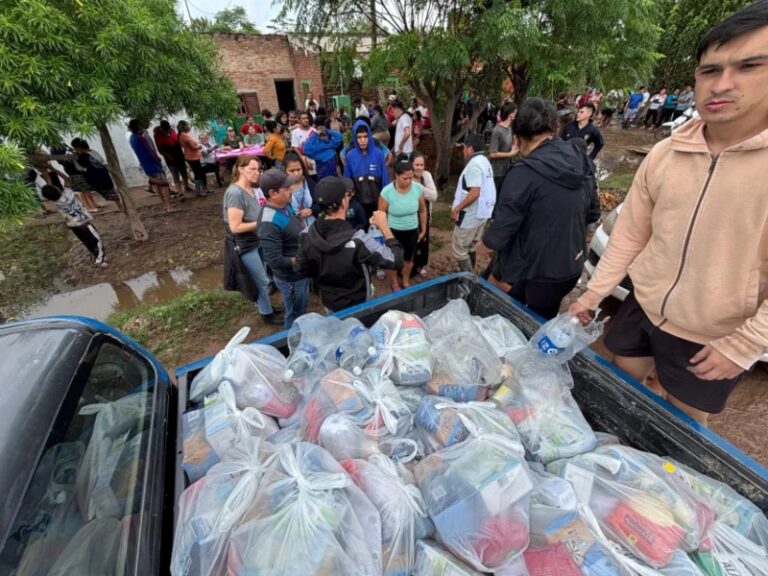 Vista de una calle inundada en Castelli, Chaco, tras las intensas lluvias