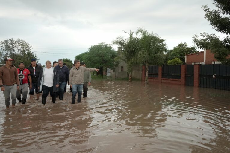 Equipos de asistencia provincial trabajando en zonas inundadas de Juan José Castelli, Chaco