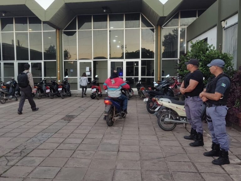 Exterior de una escuela en la provincia del Chaco, representando el contexto de las medidas de seguridad.