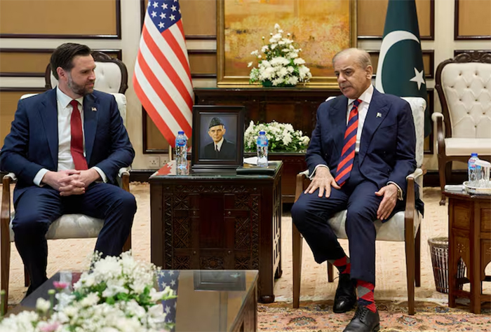Bandera de Pakistán con representación de delegaciones diplomáticas en una mesa de negociaciones.