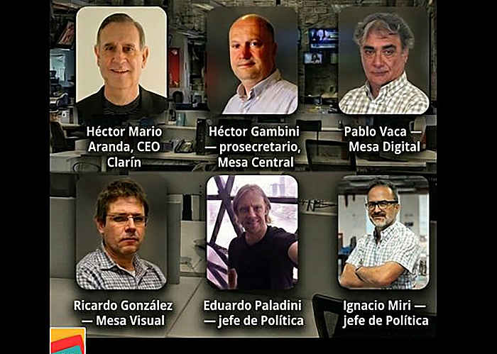 Ilustración de una redacción de periódico con editores trabajando en mesas de reunión.