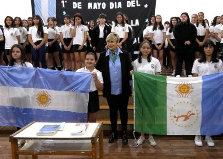 Estudiantes en acto de promesa a la Constitución en escuela de Chaco