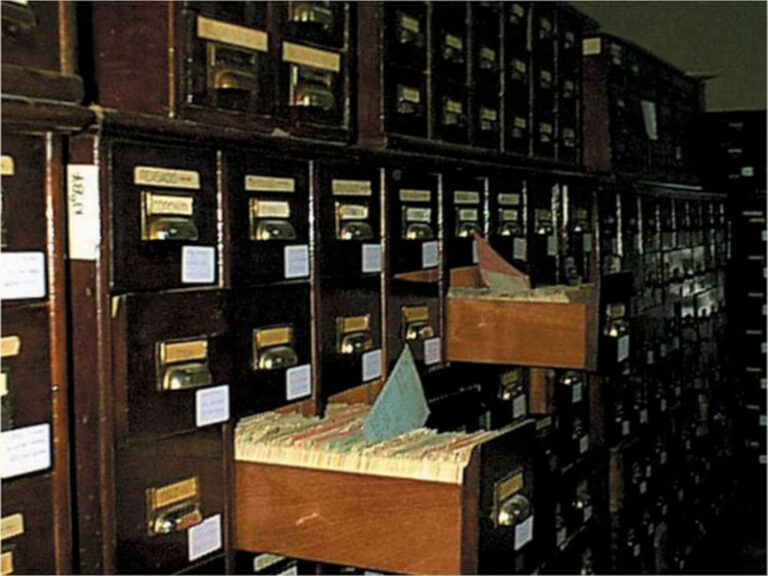 Símbolo de la justicia frente a documentos históricos de archivo.