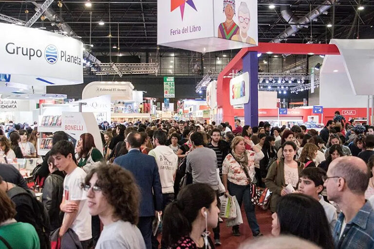 Libros apilados en un stand de la Feria Internacional del Libro de Buenos Aires