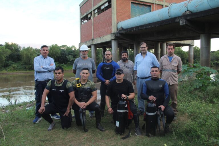 Operarios de SAMEEP realizando tareas de mantenimiento en red de agua potable