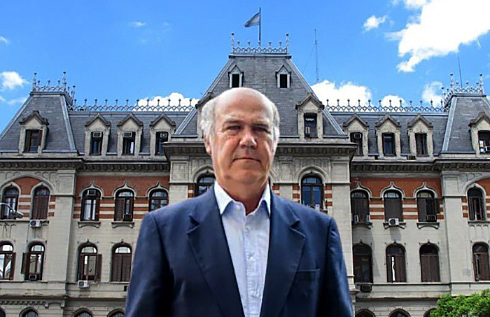 Documento de declaración jurada sobre escritorio