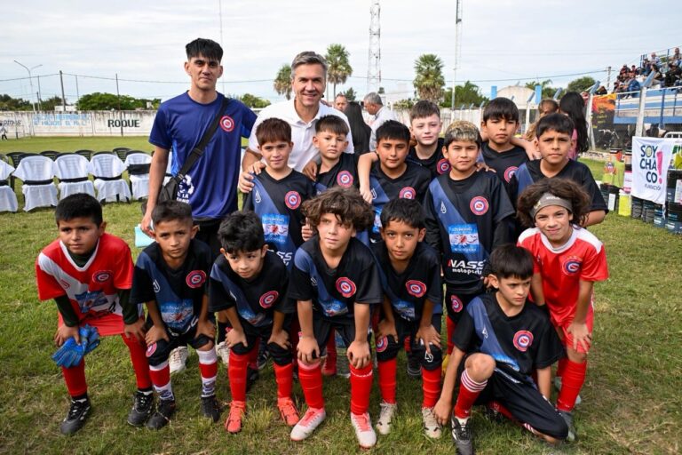 Gobernador Leandro Zdero en el acto del 90° aniversario del Club Vélez Sarsfield de Tres Isletas.
