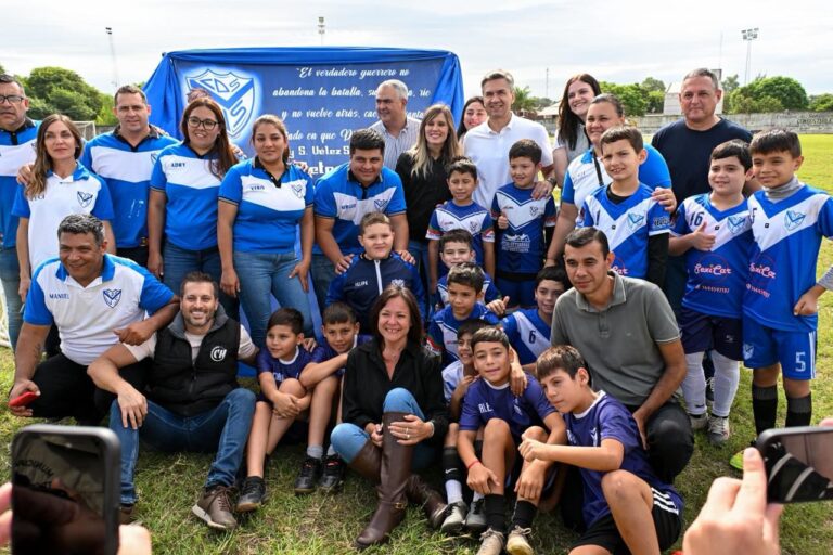 Gobernador Leandro Zdero en acto por los 90 años del Club Vélez Sarsfield de Tres Isletas.