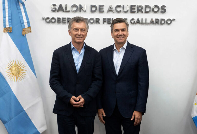 El gobernador Leandro Zdero y el expresidente Mauricio Macri durante su reunión en Casa de Gobierno.