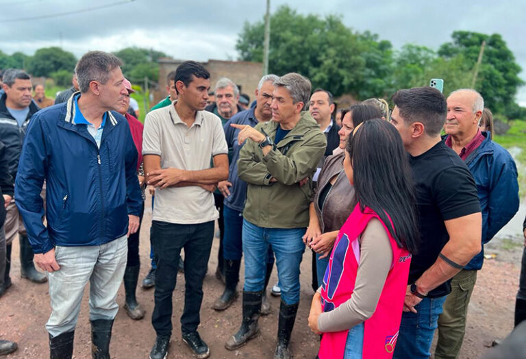 Gobernador Leandro Zdero durante su visita a Tres Isletas para supervisar daños por temporal