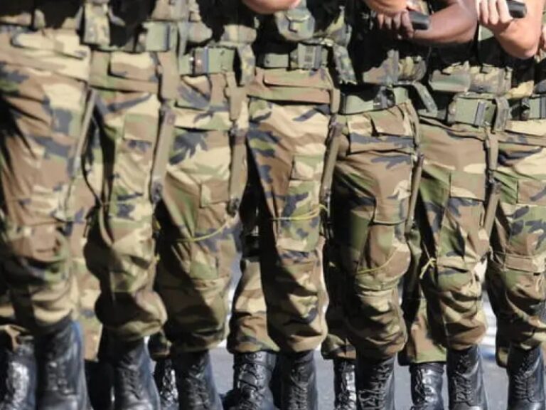 Ilustración de un escudo policial junto a un símbolo monetario, representando el bono a fuerzas federales.