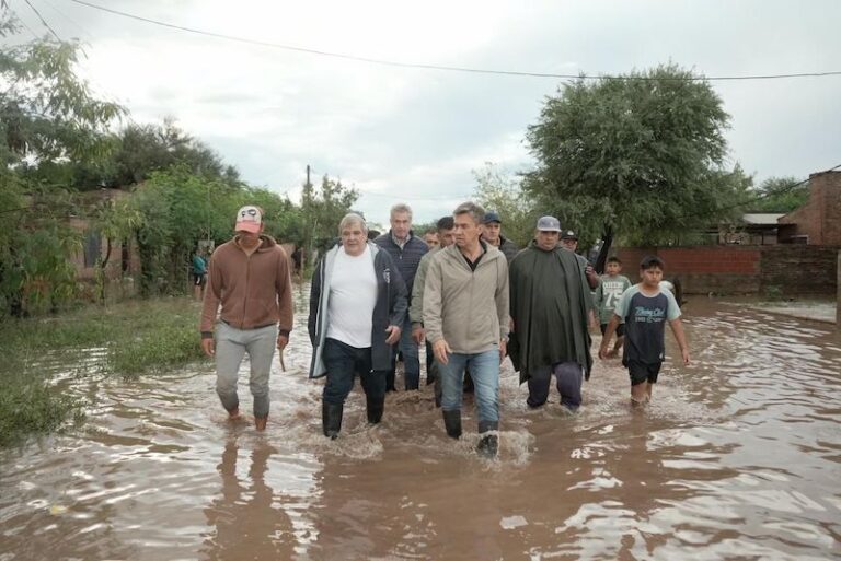 Autoridades provinciales recorren barrios anegados en Juan José Castelli, Chaco.