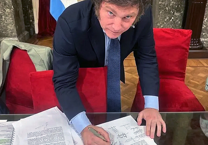 Ilustración de un sobre de votación y un símbolo legislativo, representando la reforma electoral.