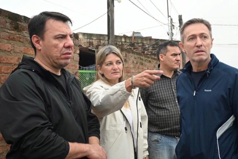 Autoridades provinciales entregando asistencia a familias en El Espinillo, Chaco.