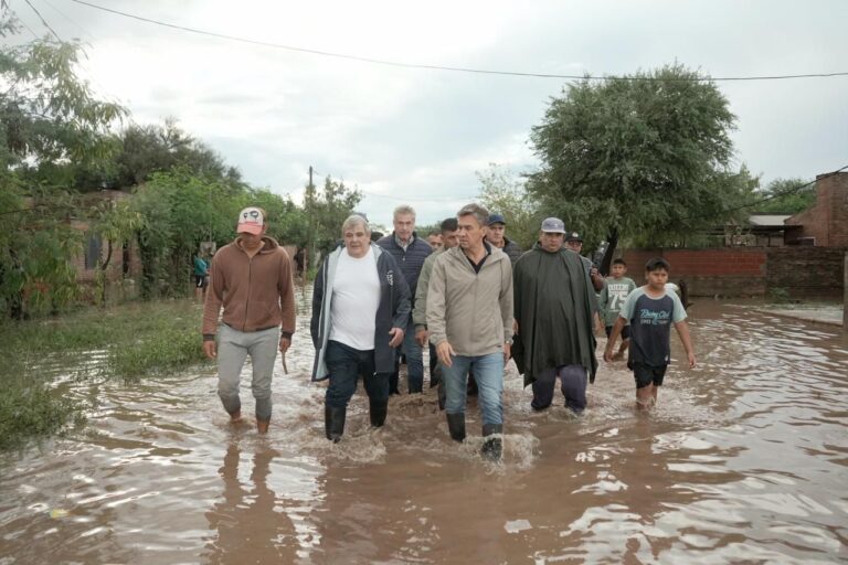 Gobernador Leandro Zdero recorriendo barrios afectados por las lluvias en Juan J. Castelli, Chaco.