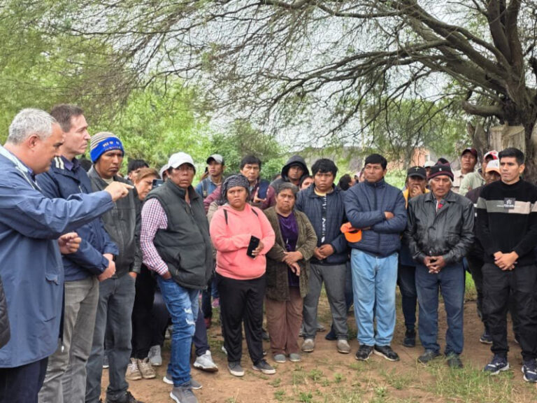 Autoridades en reunión con comunidades de El Impenetrable chaqueño