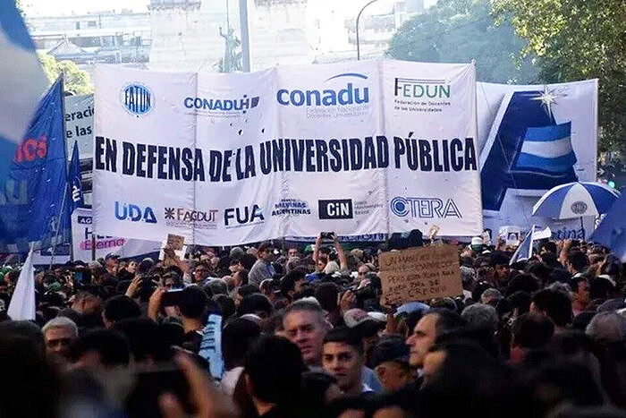 Ilustración de una balanza de justicia frente a un edificio universitario.