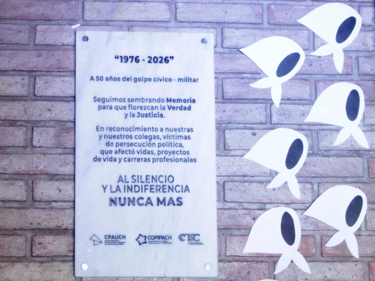 Acto de homenaje y descubrimiento de placa conmemorativa en el Colegio Profesional de Arquitectura y Urbanismo del Chaco.