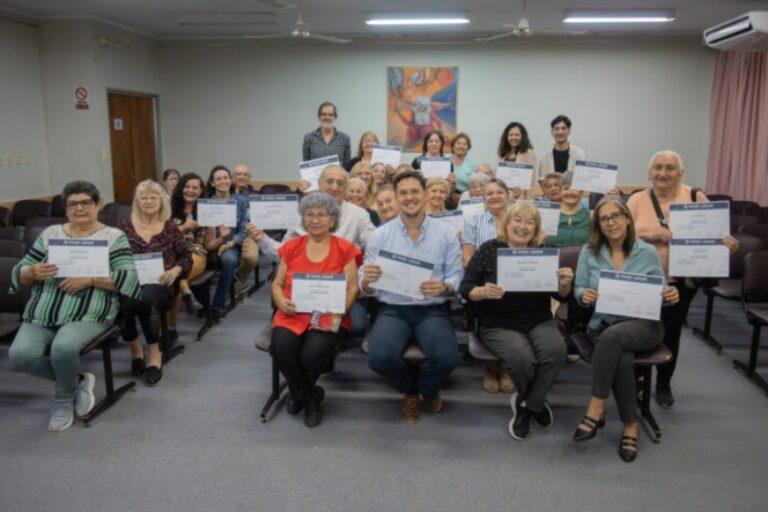 Adultos mayores participando en un taller de la UNNE en Resistencia