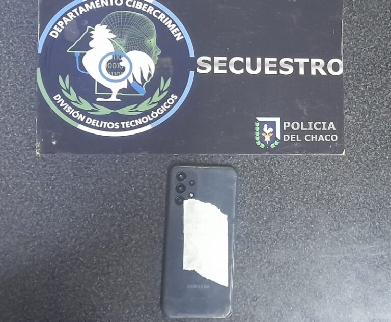 Ilustración de un teléfono móvil con un símbolo de advertencia, representando el secuestro del dispositivo en el caso de amenazas.