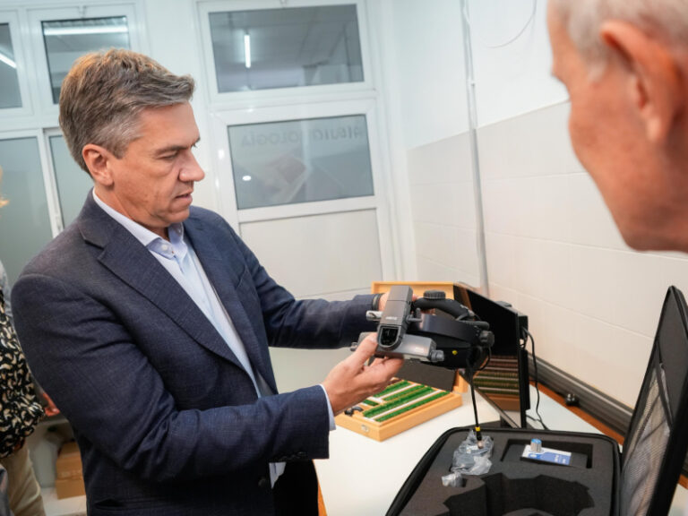 Gobernador Leandro Zdero inaugura el nuevo Consultorio Oftalmológico en el Hospital 4 de Junio de Presidencia Roque Sáenz Peña.