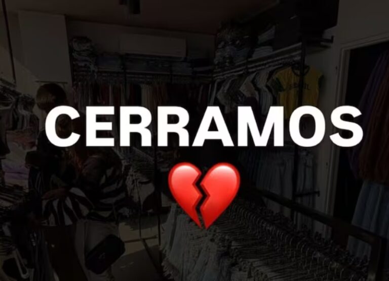 Fachada de un local textil con un cartel de liquidación o cierre en la provincia del Chaco.