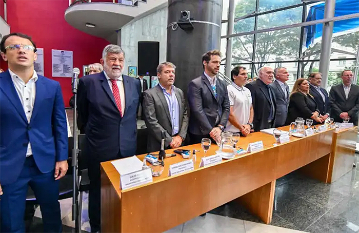 Representantes industriales durante sesión del Parlamento del Norte Grande