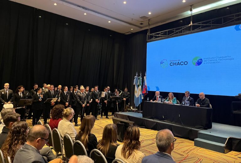 Autoridades y referentes del turismo durante la presentación en la Cumbre Chaqueña.