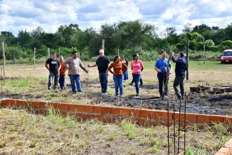 Intendente Pío Sander en visita a la EFA N°196 de La Cangayé, Castelli