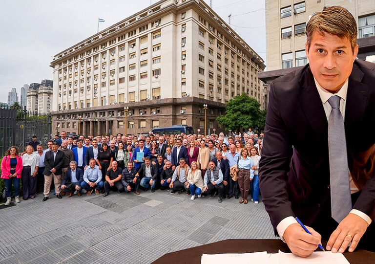 Intendentes durante el Encuentro Nacional de Gobiernos Locales de la FAM en Buenos Aires.