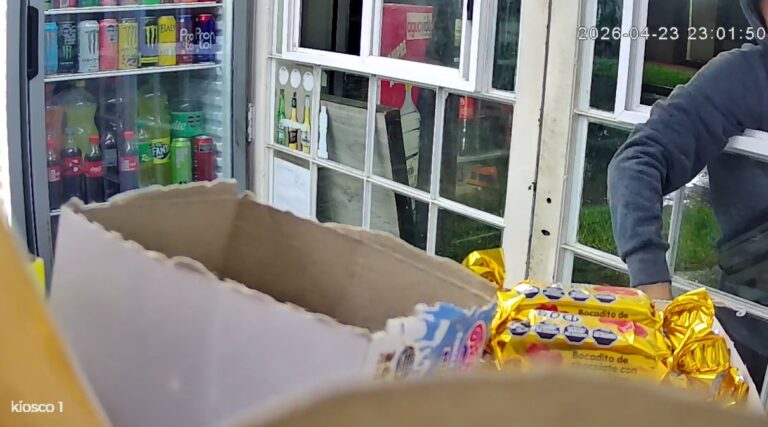 Policía en la puerta de un kiosco en Resistencia
