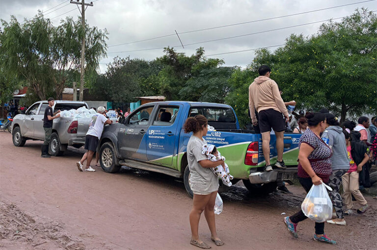 Vista de calles anegadas y viviendas afectadas por inundaciones en El Impenetrable chaqueño