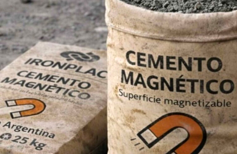 Demostración de una pared revestida con Ironplac sosteniendo herramientas mediante imanes