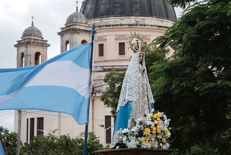 Procesión de la Virgen de Itatí en la Plaza Bolaños durante el 108° aniversario