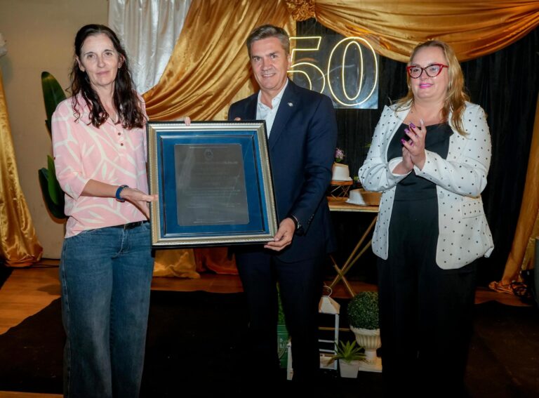 Autoridades y comunidad educativa durante el acto del 50° aniversario del Jardín de Infantes N°20 en Pampa del Infierno.