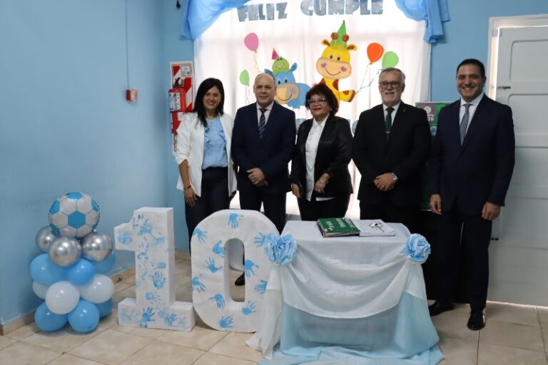 Autoridades, docentes y niños durante la celebración del 10° aniversario del jardín Mis Pequeñitos en Resistencia, Chaco.