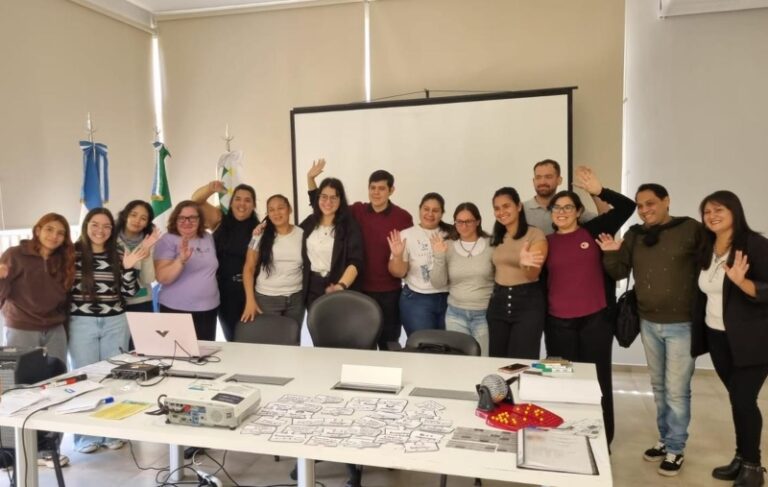 Estudiantes participando en talleres de ciencia y tecnología en el Centro de Innovación ELE, Resistencia, Chaco.