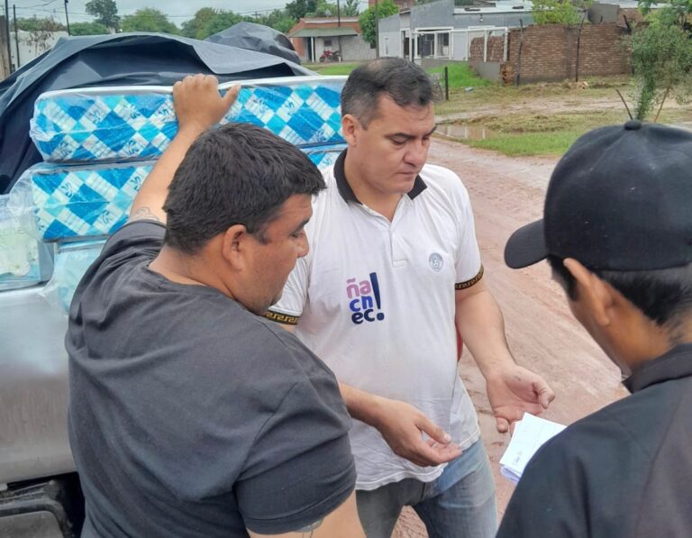 Asistencia del gobierno provincial a familias damnificadas por lluvias en Juan J. Castelli