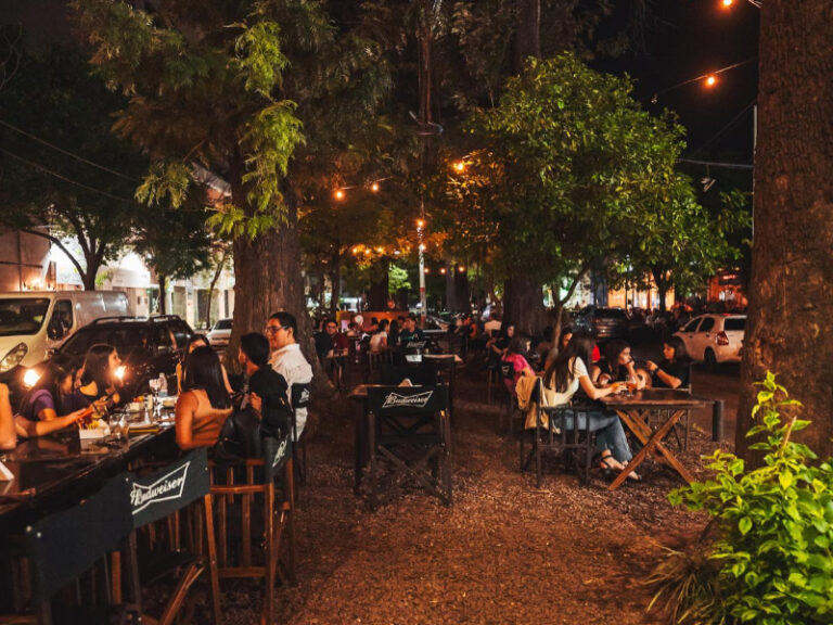 Vista de la avenida Paraguay en Resistencia con mesas y mobiliario retirados del cantero central