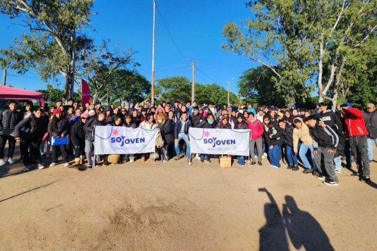Jóvenes participando en un evento cultural y de talentos en La Verde, Chaco.